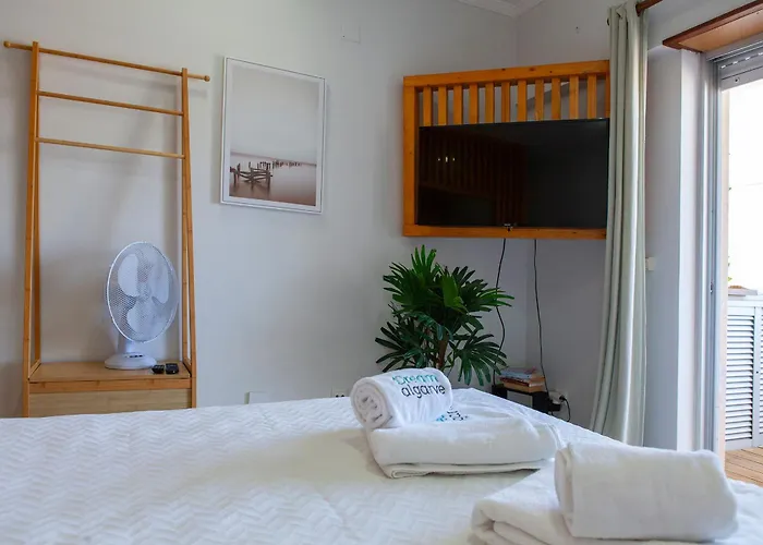 A01 - Marina Mirror Harbour Apartment *
