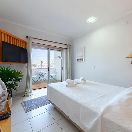 A01 - Marina Mirror Harbour Apartment *